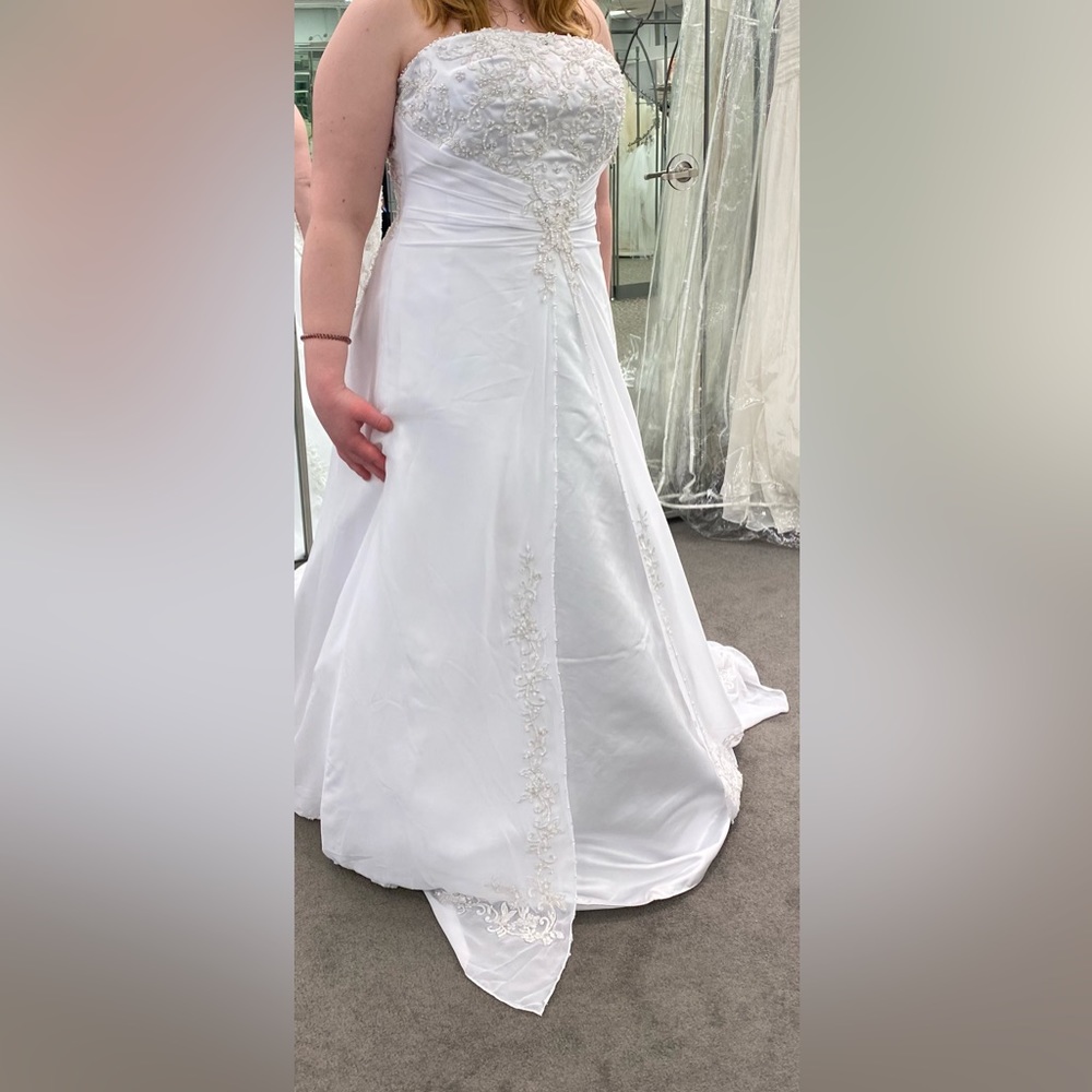 *BRAND NEW* David’s Bridal Wedding Dress - Picture 3 of 7